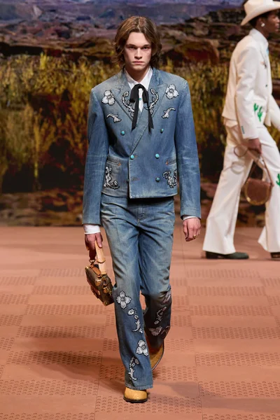 Look 15